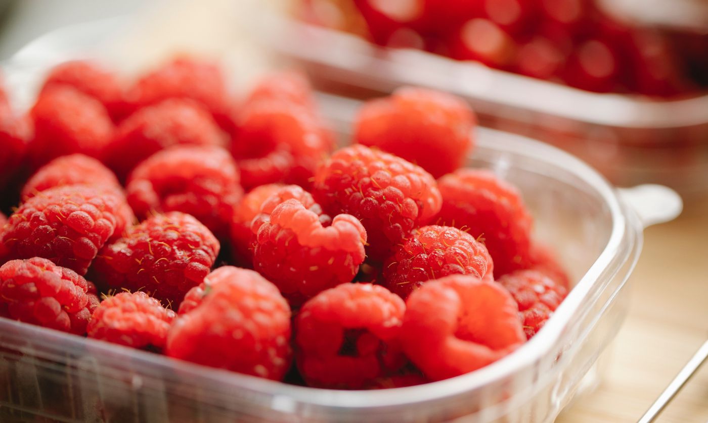 Himbeeren im Plastikbecher