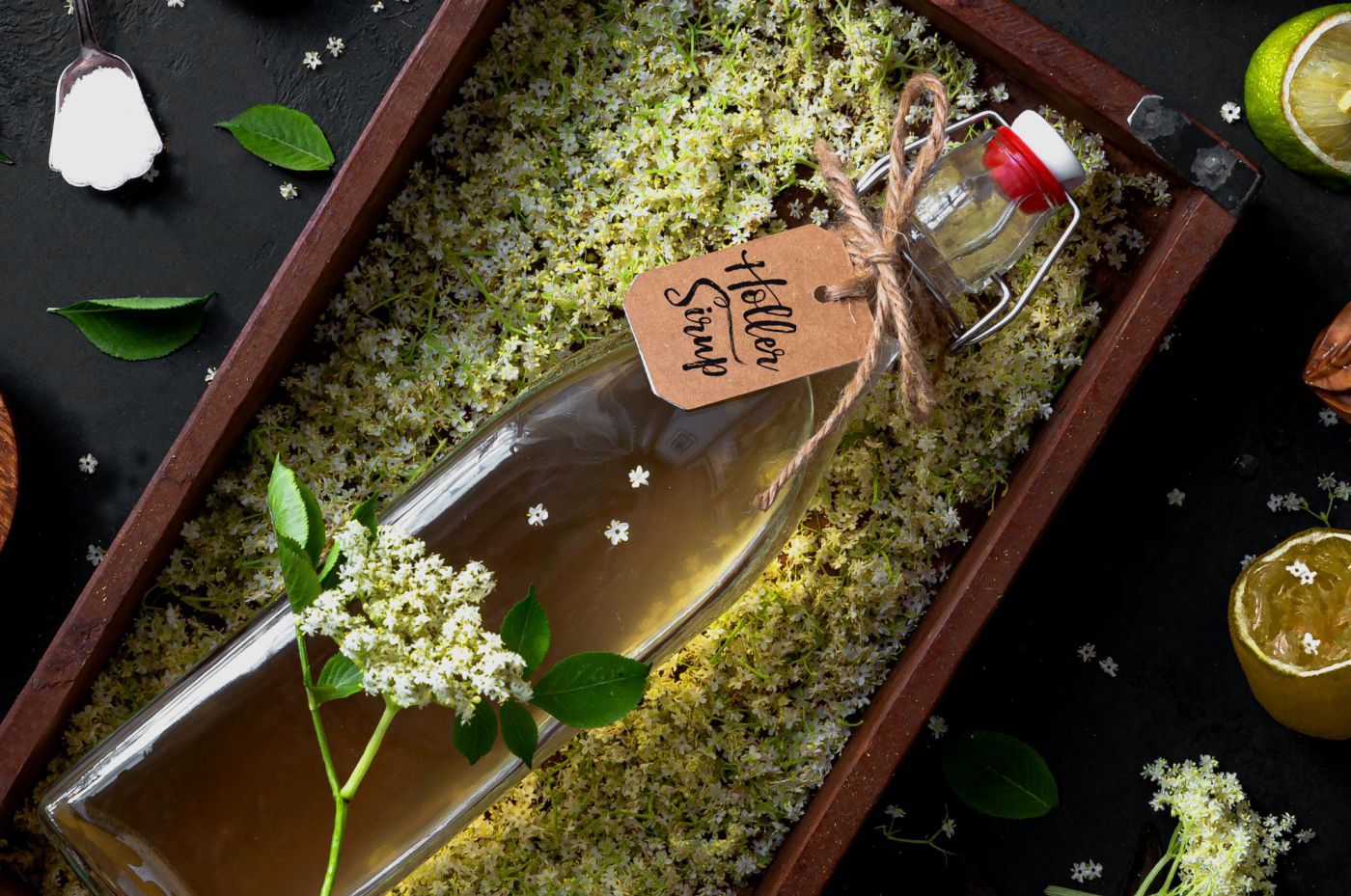 Holundersirup in der Glasflasche
