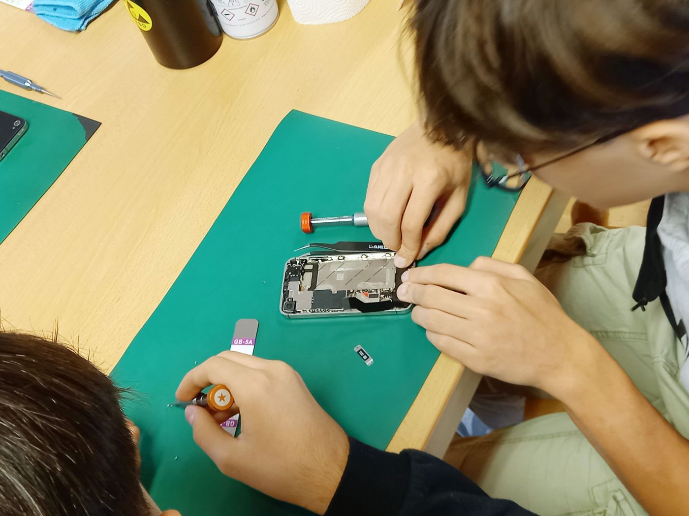 Schüler*innen reparieren Handy