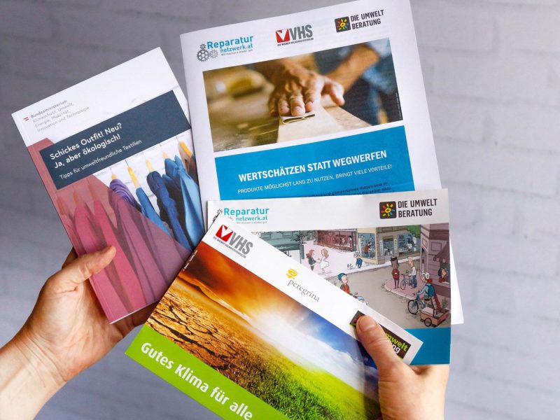 3 gefaltete Poster und eine Broschüre