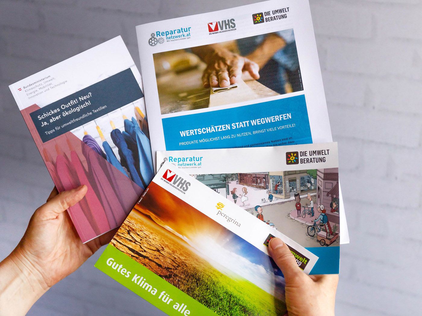 3 gefaltete Poster und eine Broschüre