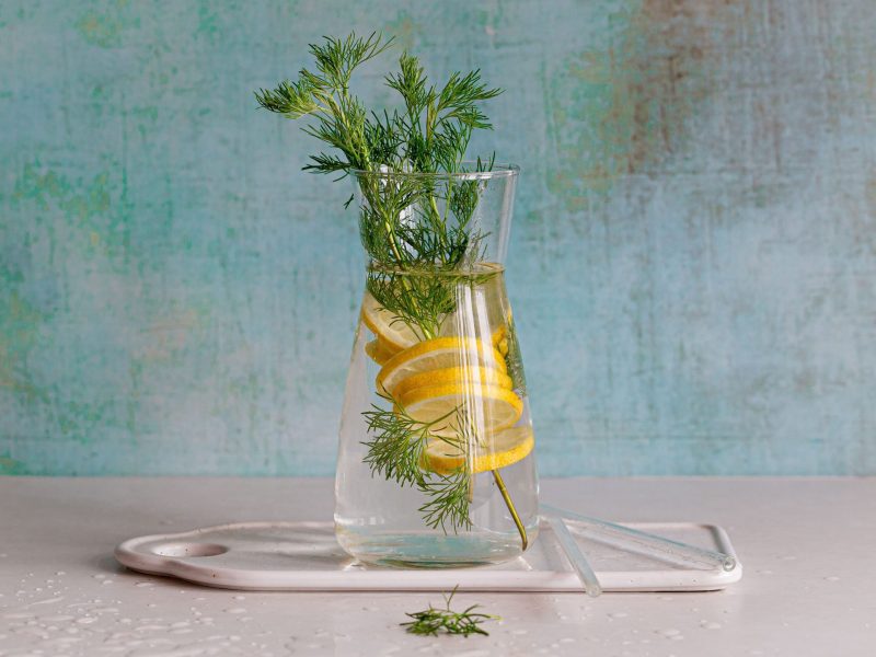 Wasser mit Zitronenscheiben und Colakraut