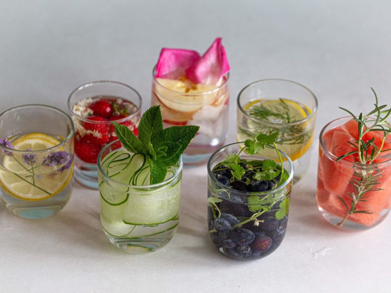 mehrere Gläser mit verschiedenen Infused Water