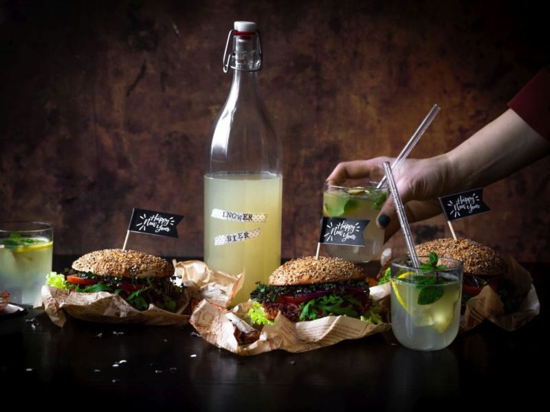 Ingwerbier und Burger als Silvestermenü