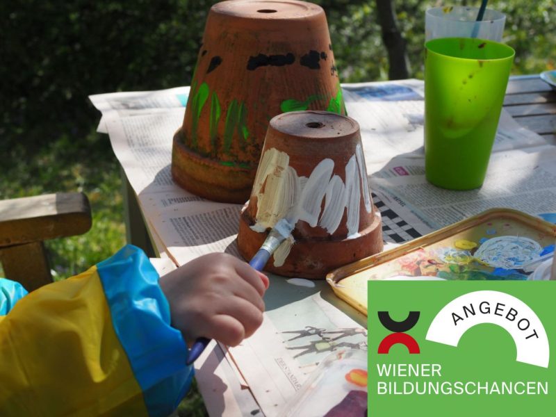 Kinder beim Topf bemalen