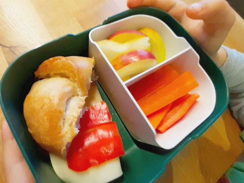 Jausenbox mit Semmel und Gemüse
