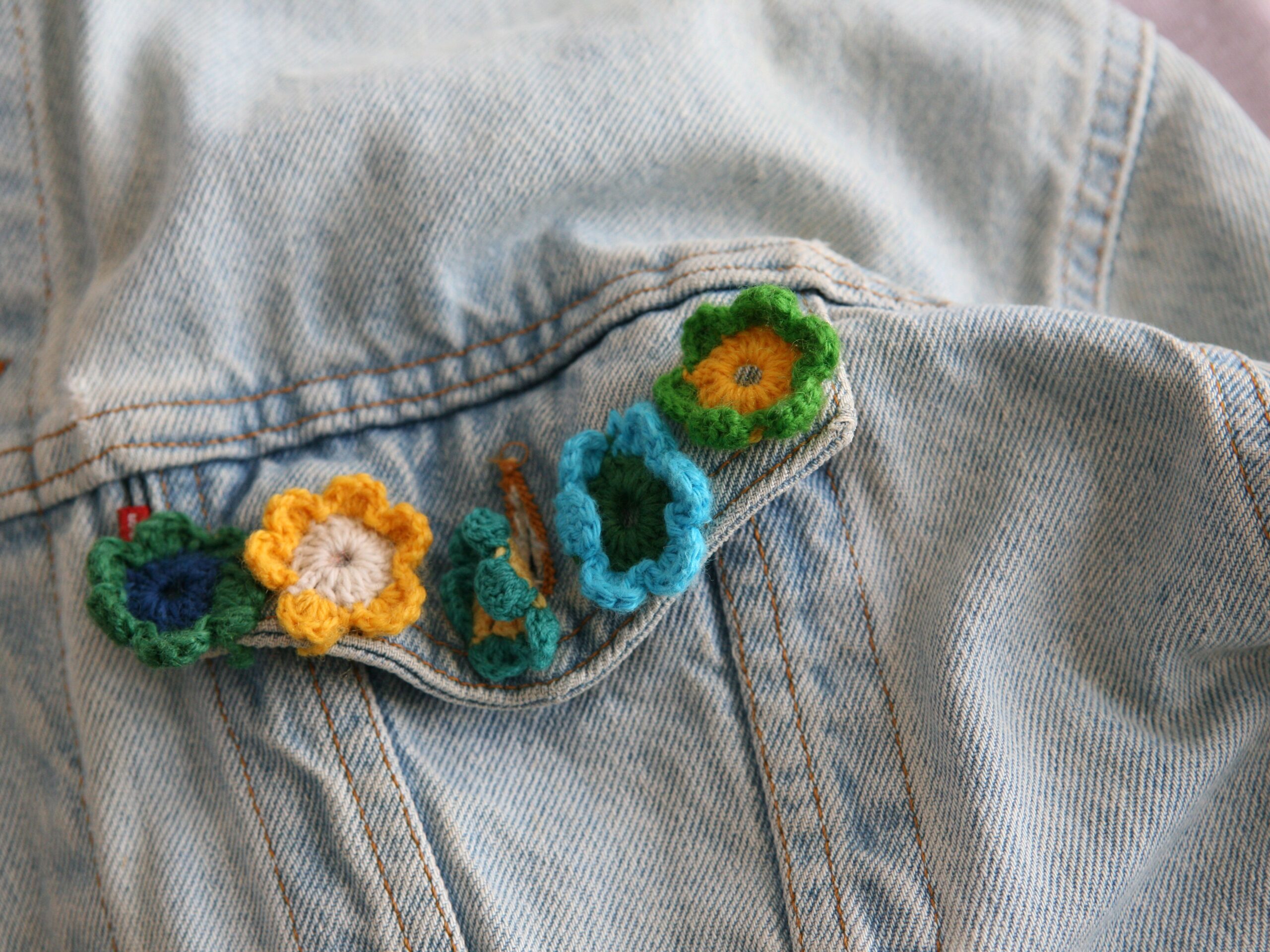 Jeansjacke mit gehäkelten Blumen