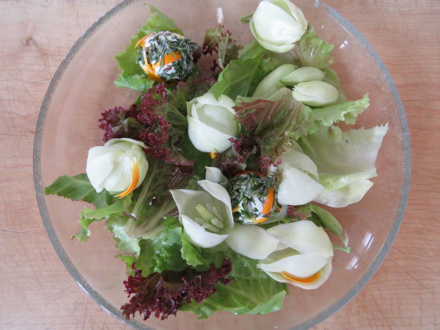 Salat mit Yuccablüten und Käsebällchen