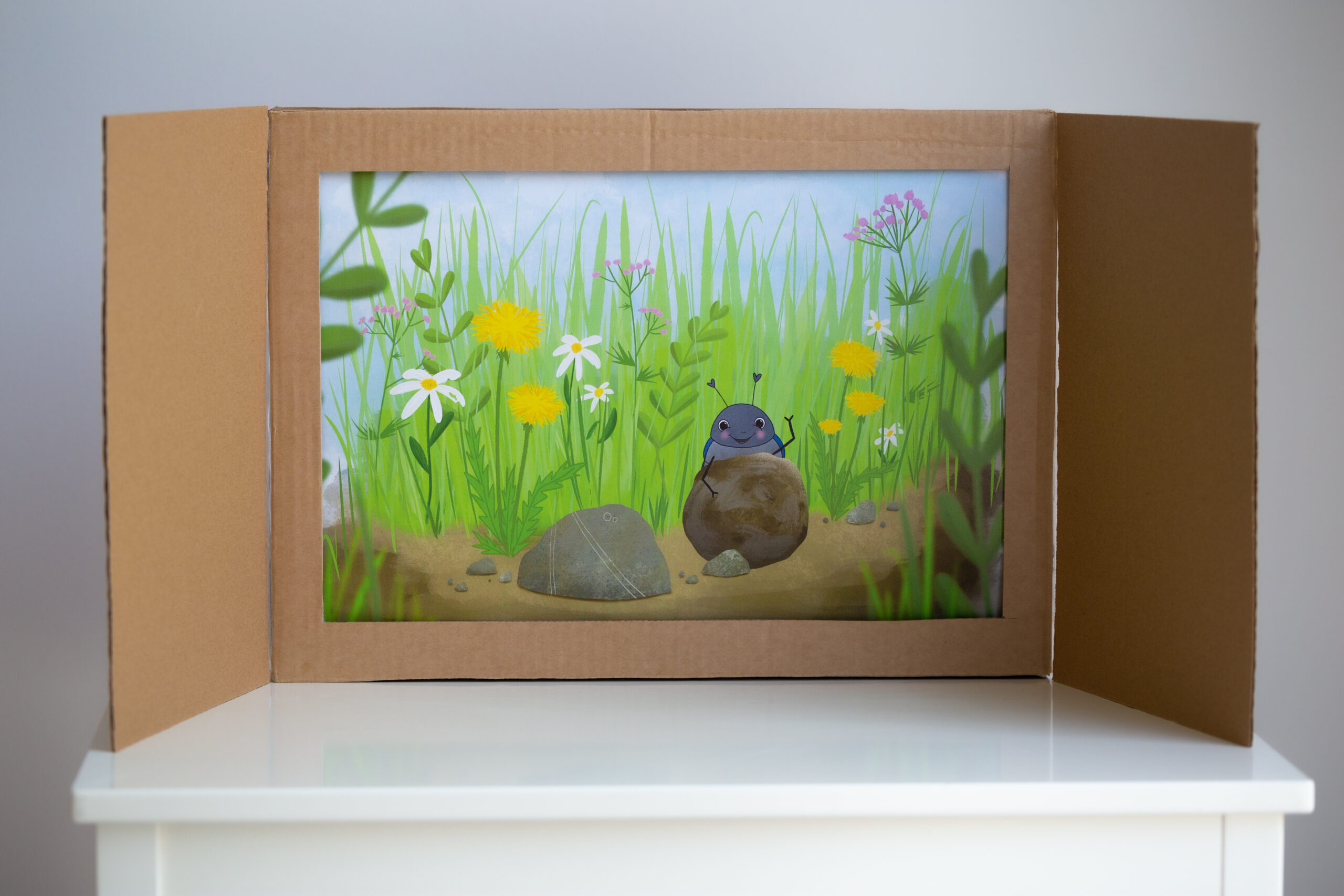 A3 Bühne aus Karton mit Illustration von Käfer auf einer Wiese