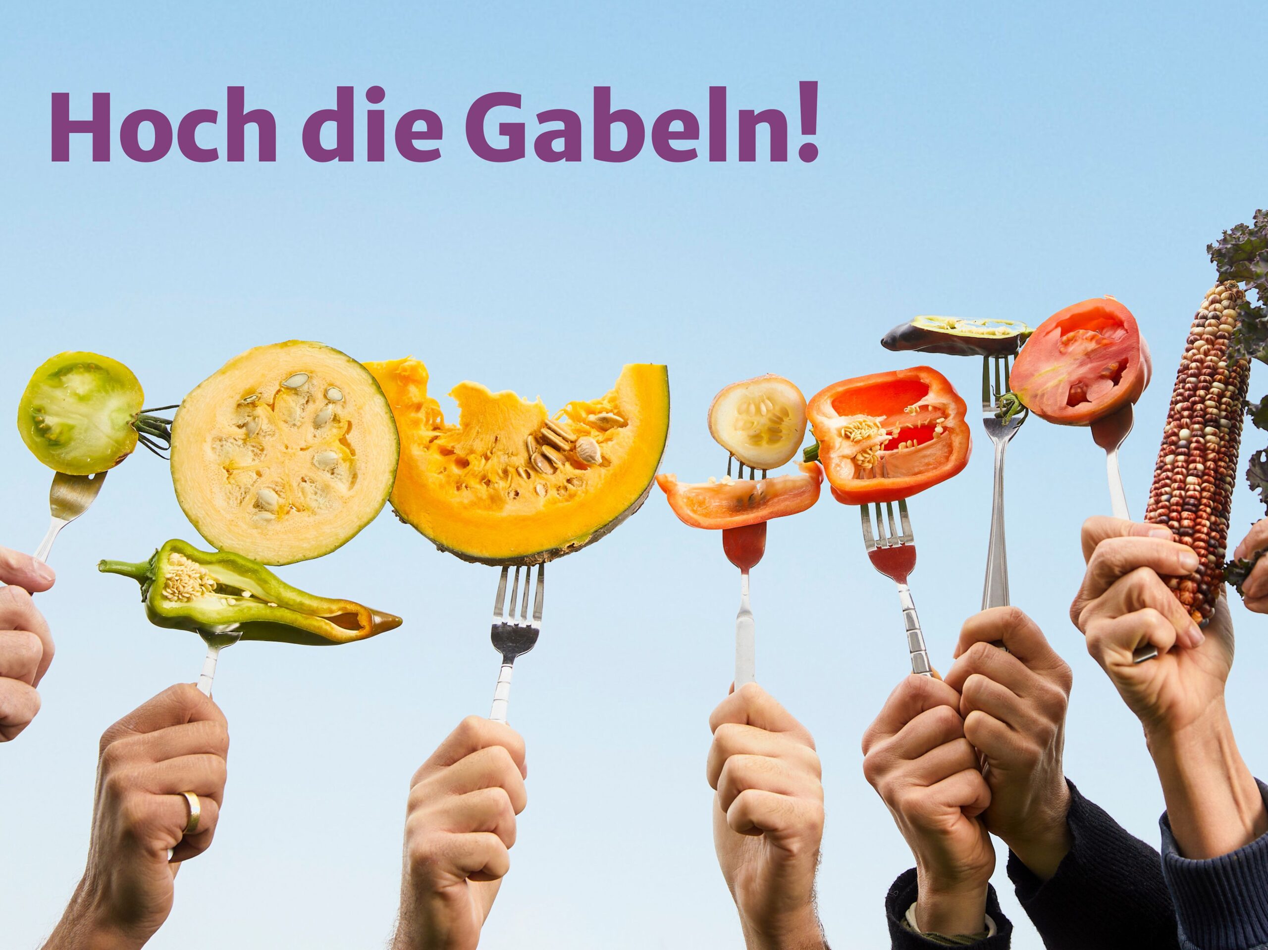Hände halten Gabeln in die Luft, an denen buntes Gemüse und Obst