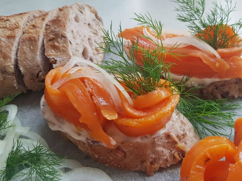 fertige Karottenlachs-Brötchen