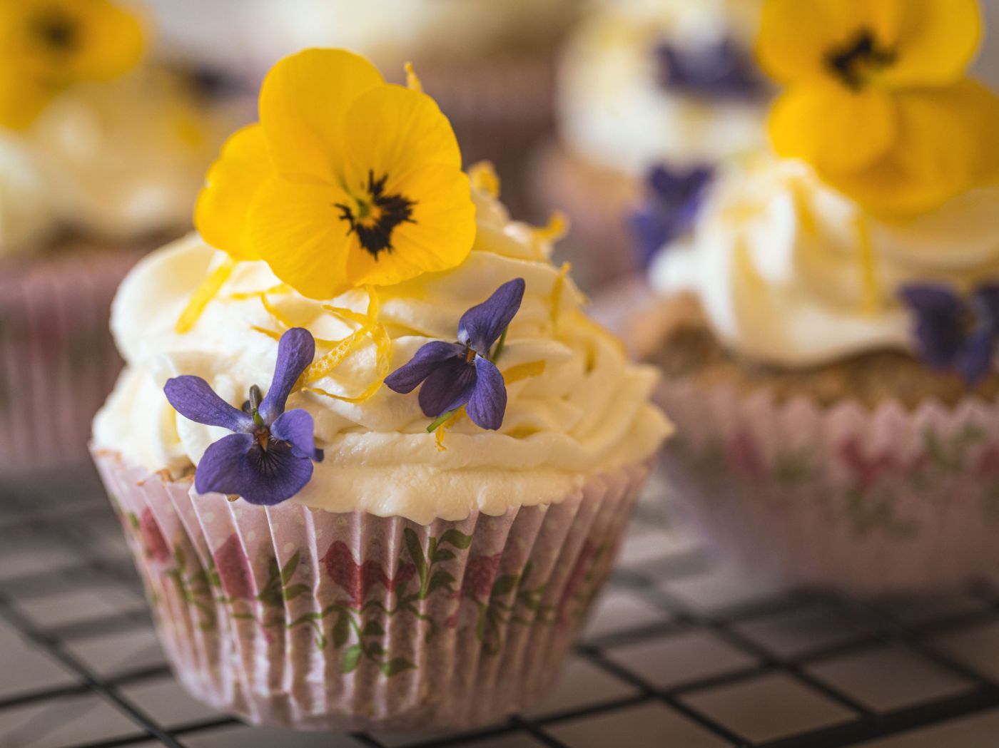 Karottenmuffins mit Zitronencreme und essbaren Blüten