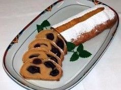 Erdäpfelstrudel mit Kirschen