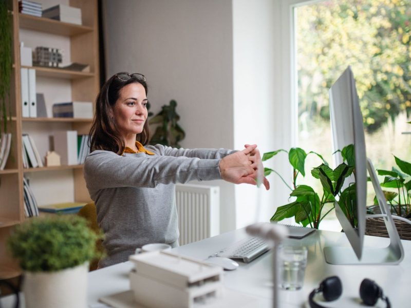 Frau im klimafitten Homeoffice