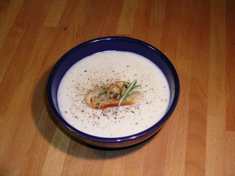Knoblauchrahmsuppe mit Kräutercroutons