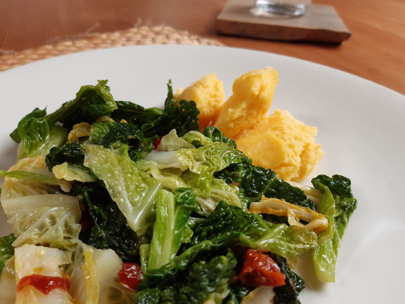 Scharfer Kohl mit cremiger Polenta