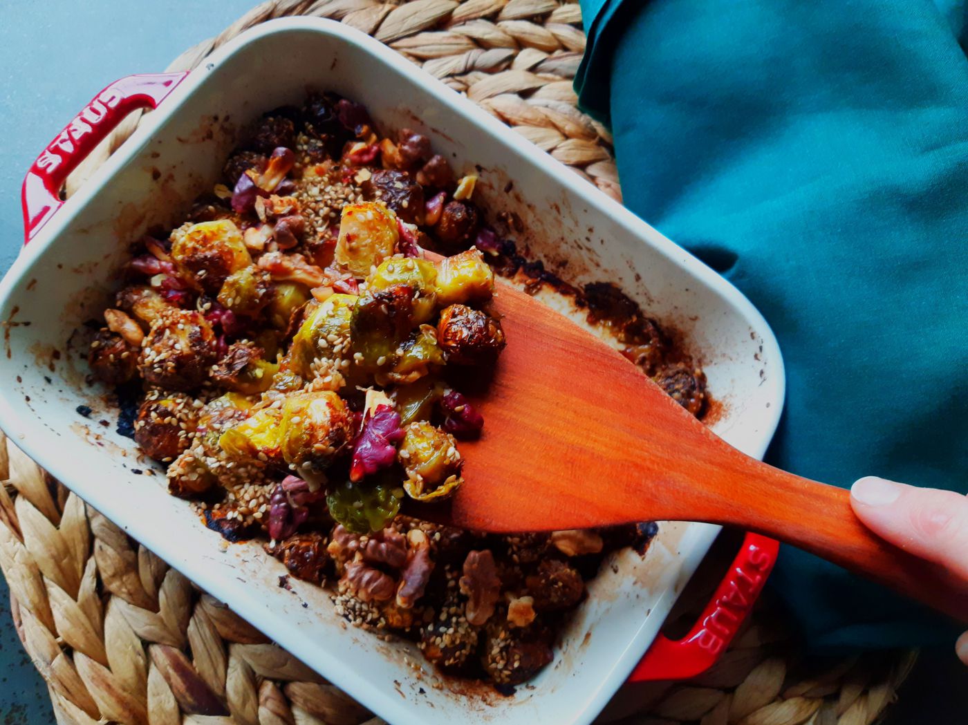 Kohlsprossen in der roten Bratpfanne