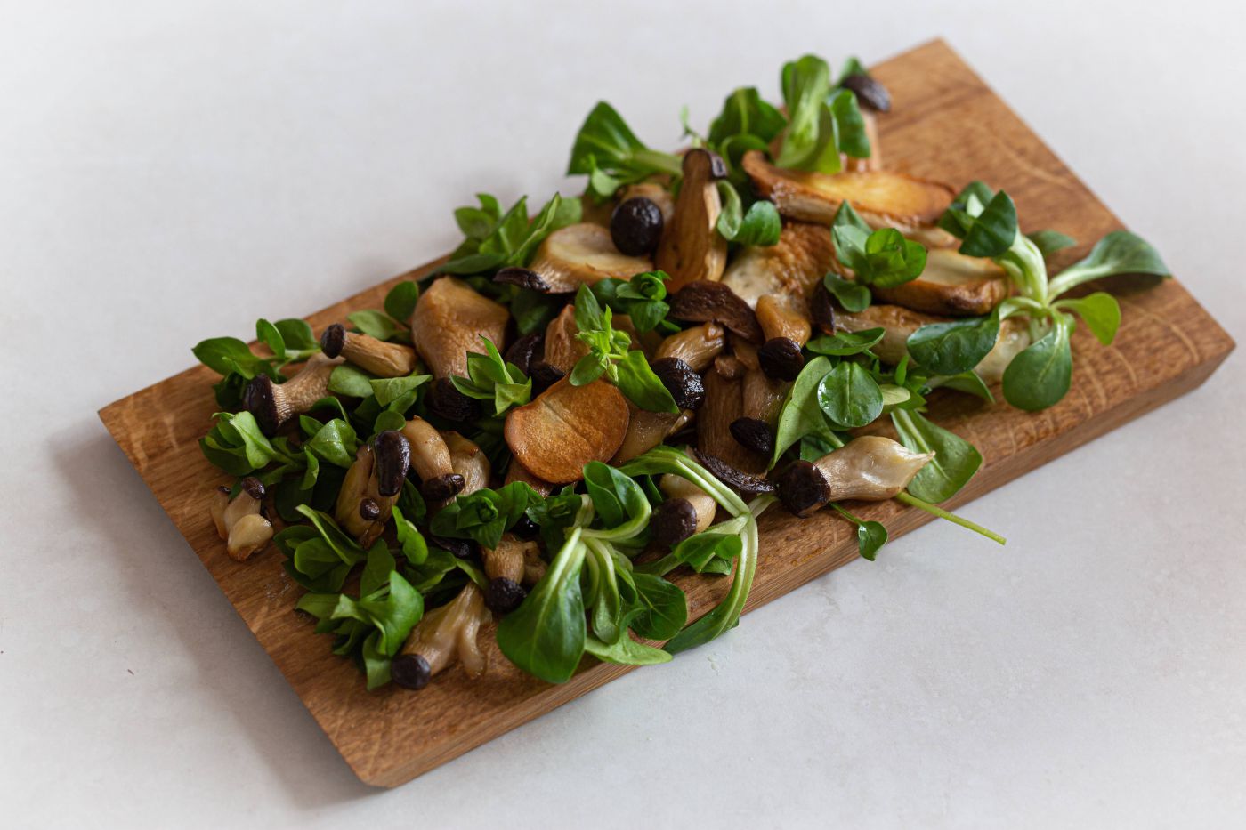 gebratene Kräuterseitlinge auf Vogerlsalat