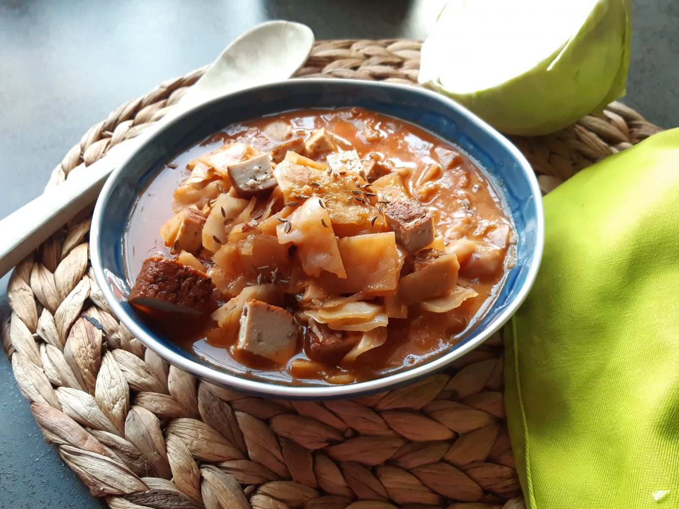 Krautgulasch in einer blauen Schüssel