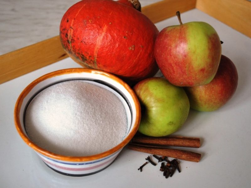 Kürbis, Äpfel und Gewürze