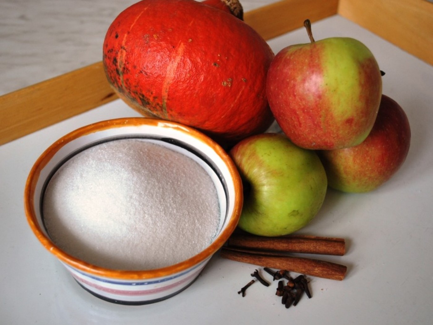 Kürbis, Äpfel und Gewürze