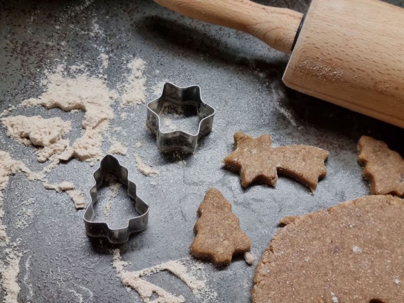 Lebkuchenteig, der gerade ausgetochen wird.