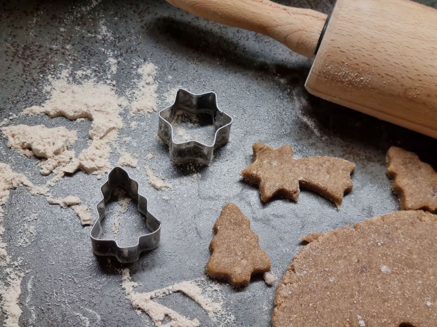 Lebkuchenteig, der gerade ausgetochen wird.