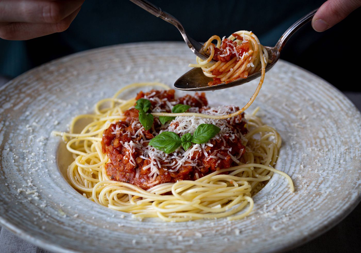 Linsenbolognese mit Basilikum und Parmesan