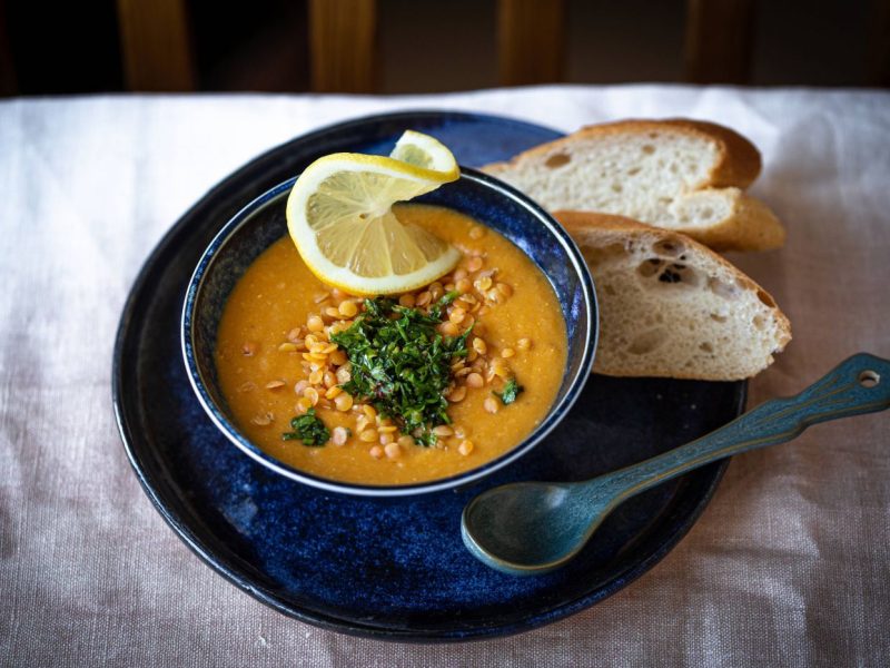 Linsensuppe mit Kräutern und Brot