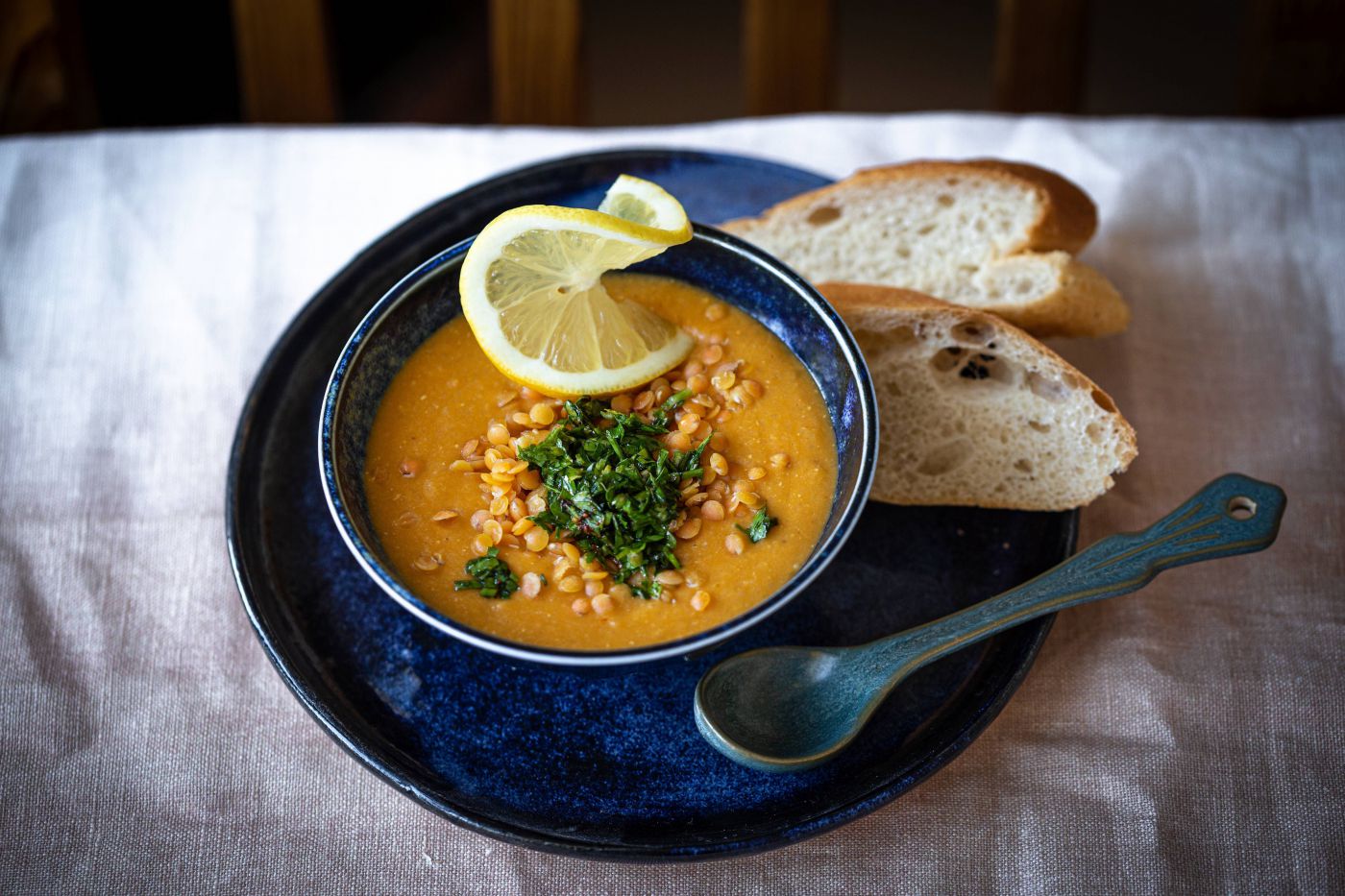 Linsensuppe mit Kräutern und Brot