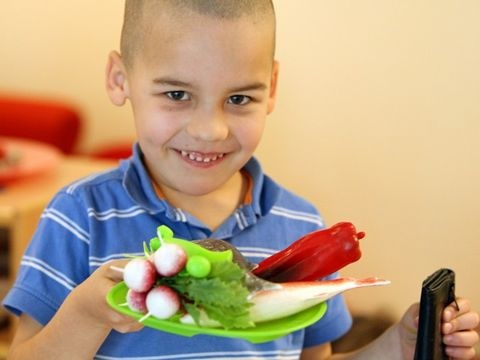 Kind mit Gemüseteller