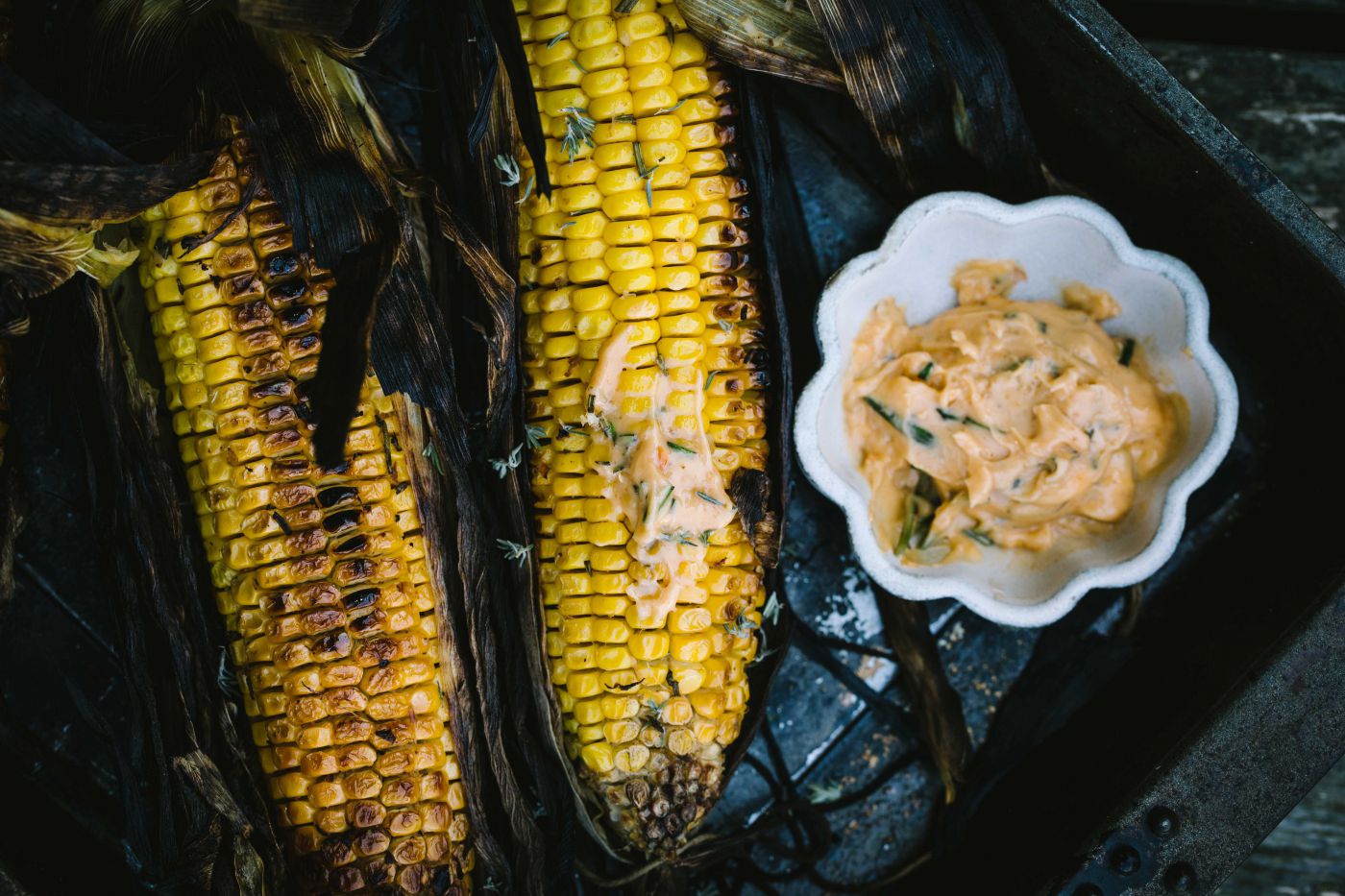 in den Blättern eingewicklte, gegrillte Maiskolben