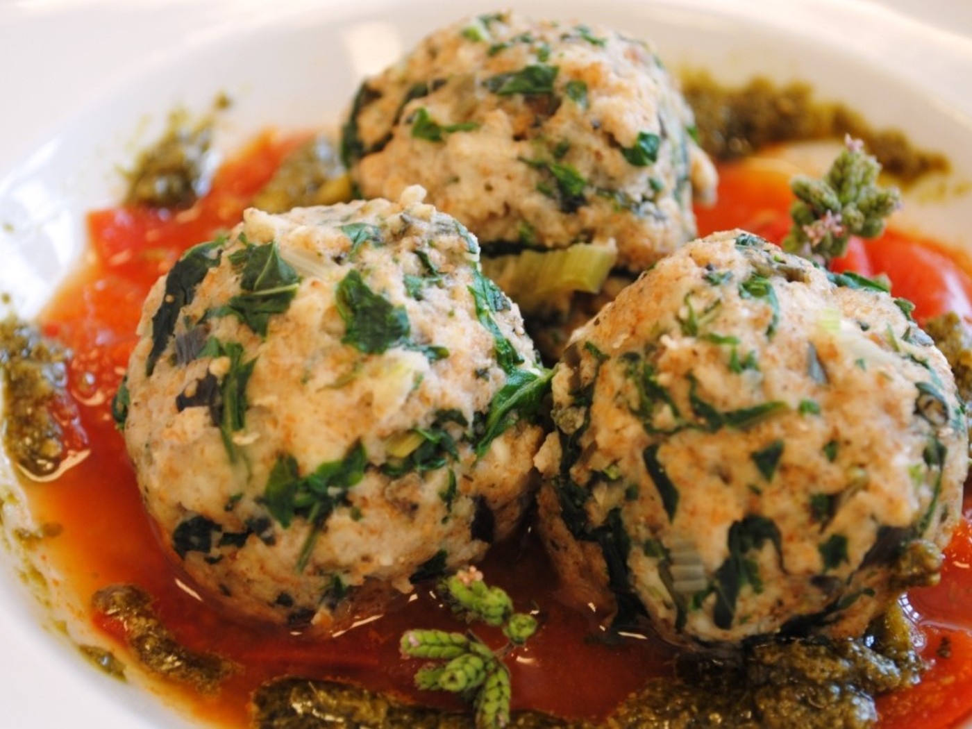 Mangoldknödel auf Paradeisragout
