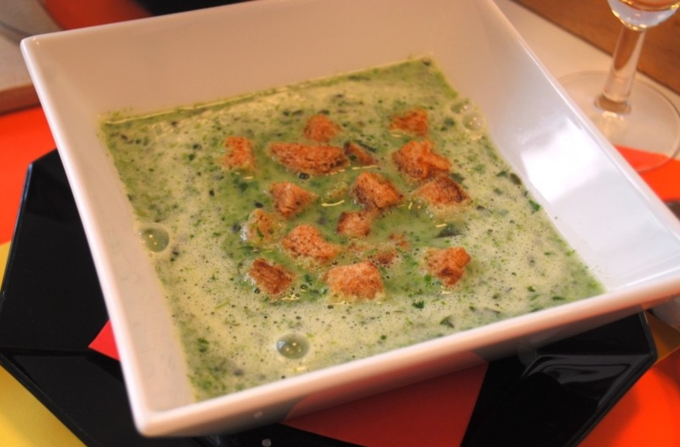 mangoldsuppe mit Vollkornbrotwürferln
