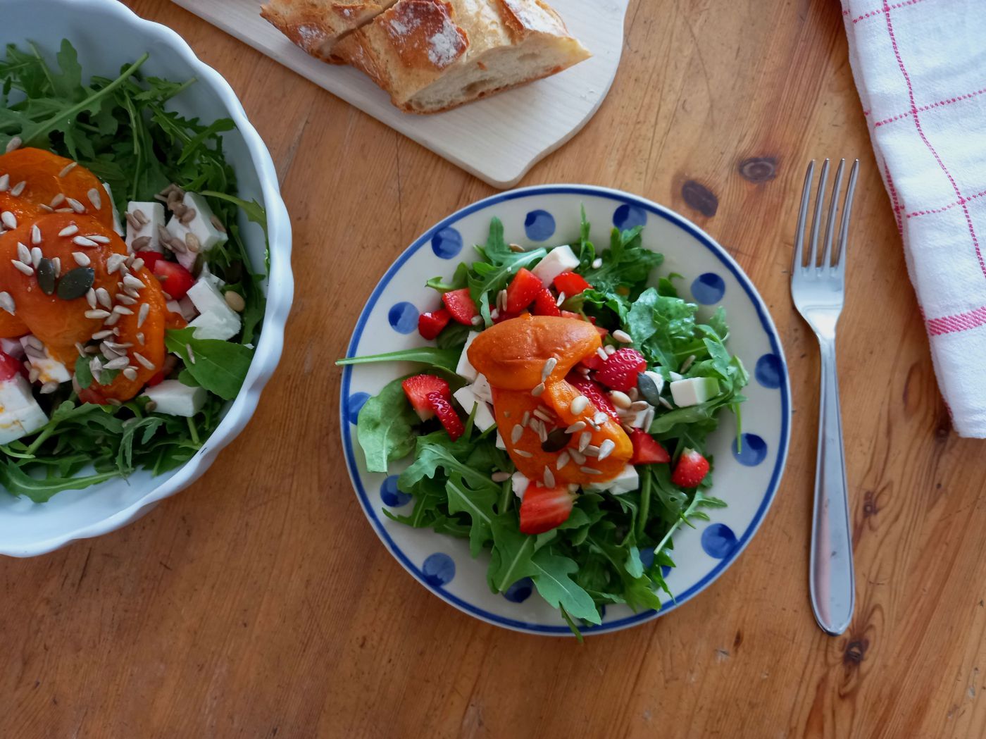 Rucola-Feta-Salat mit gerösteten Marillen und Erdbeeren