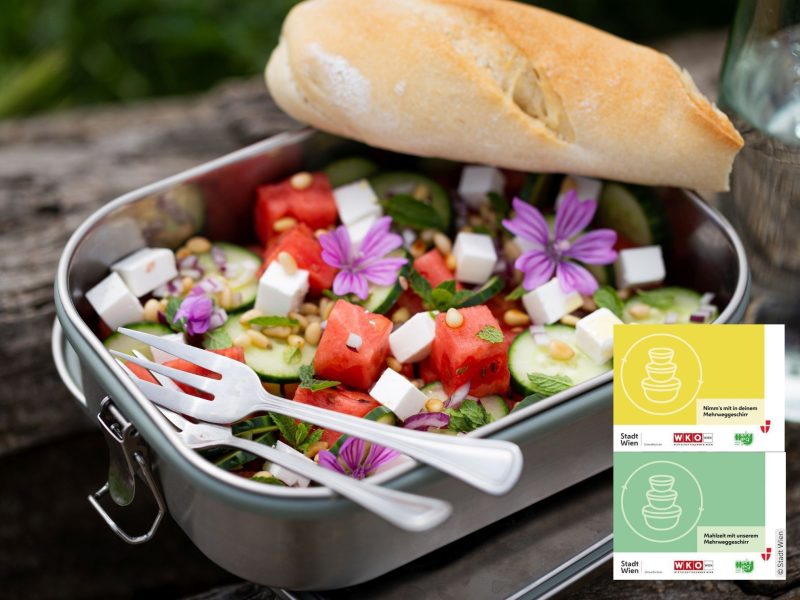 Salat in Metallgeschirr und Sujet der Mehrwegaufkleber
