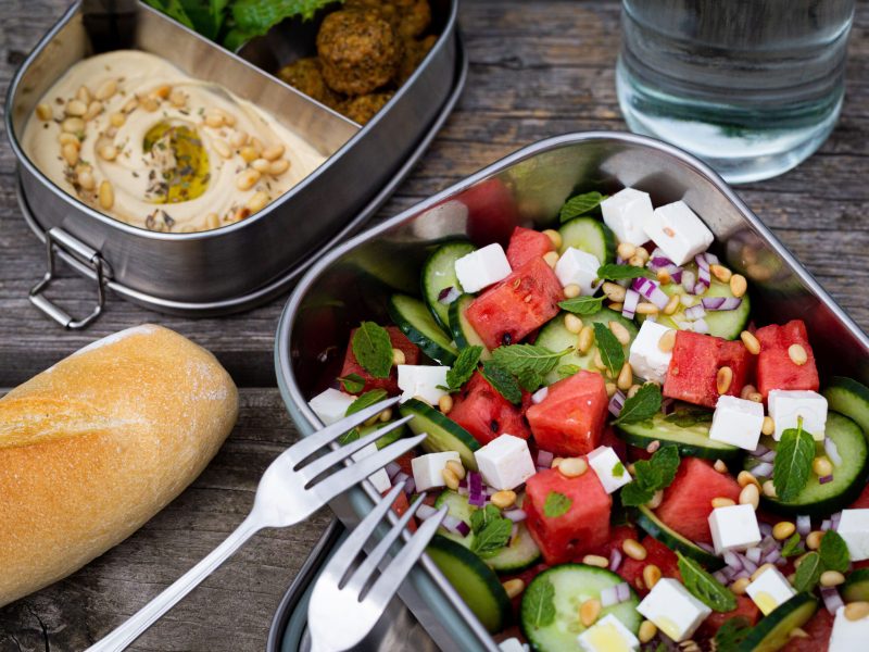 Salat und Aufstrich in Edelstahldosen