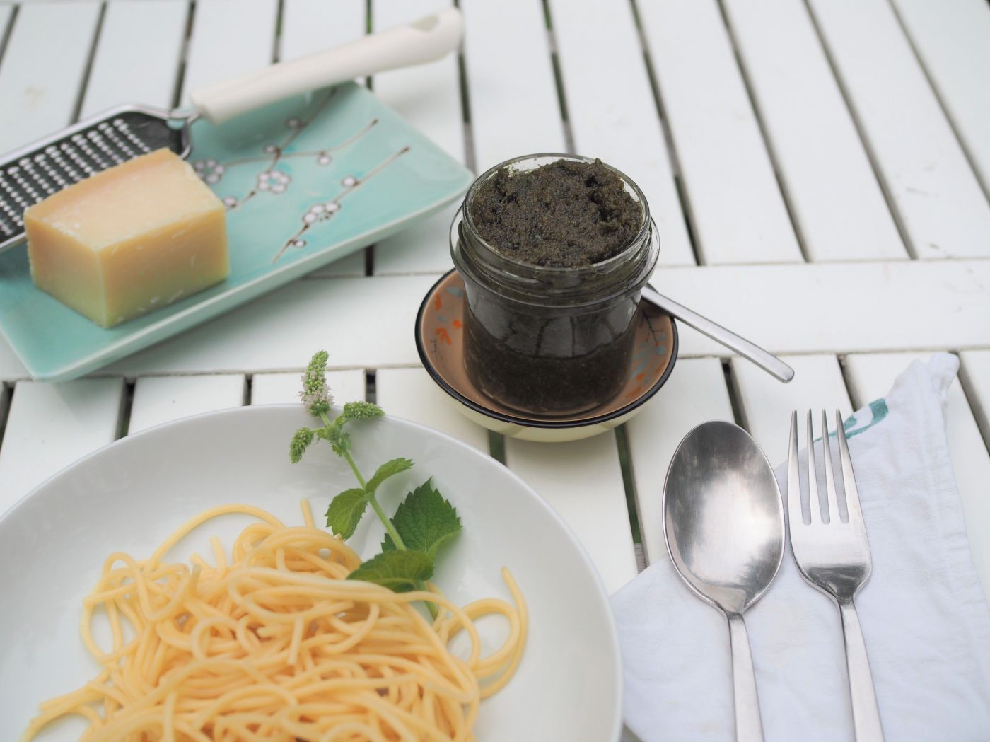 selbstgemachtes Pesto aus Apfelminze