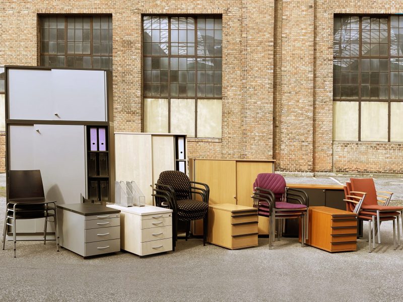Gebrauchte Sessel und Schränke fürs Büro