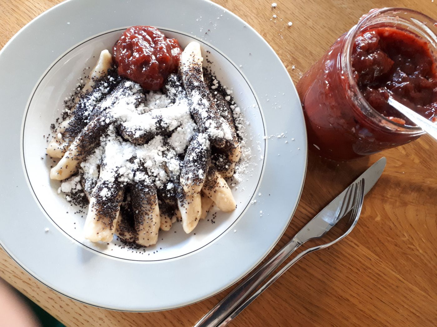 Teller mit Mohnnudeln und Marmelade