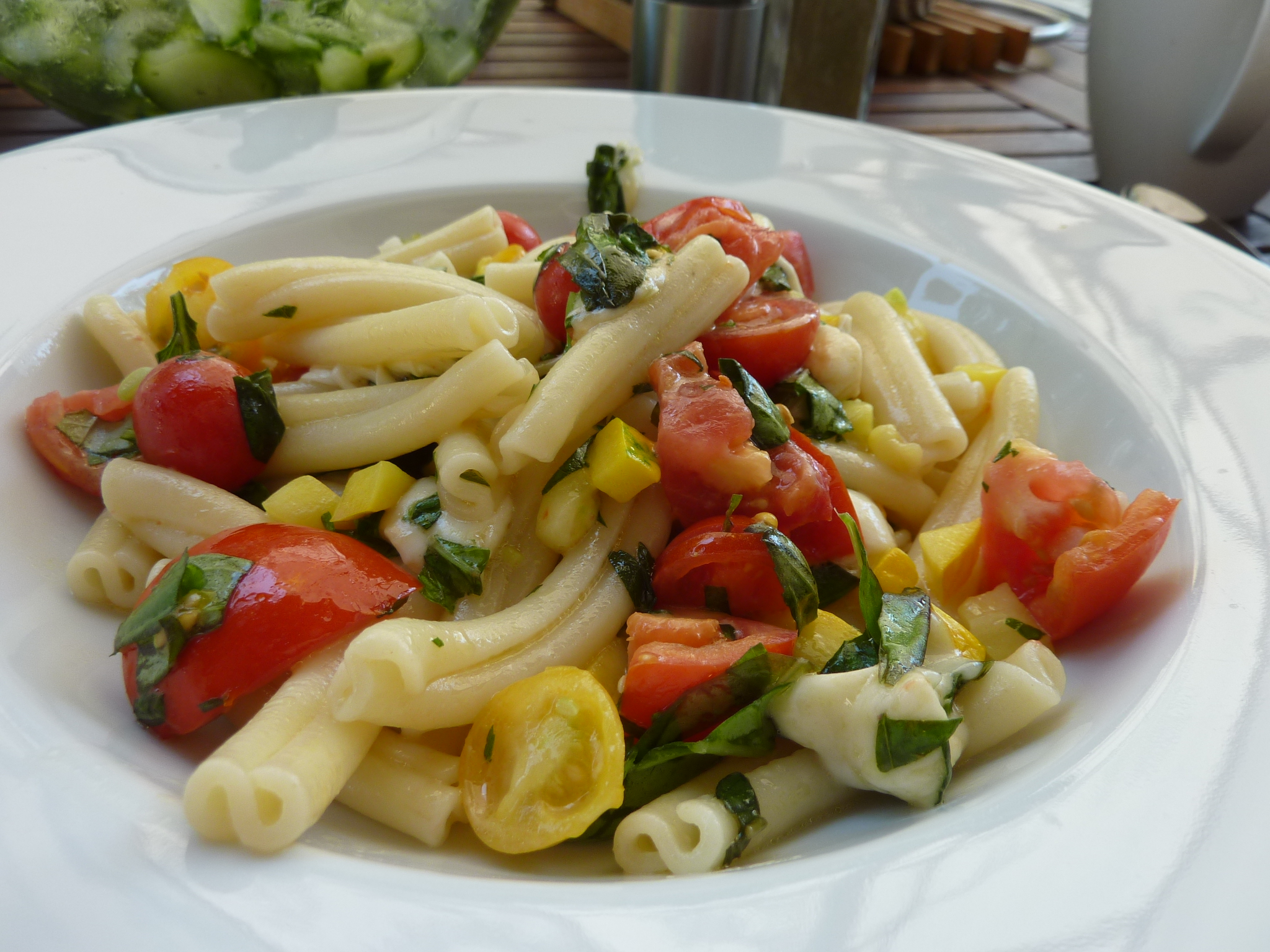 Nudeln mit Mozzarella, Tomaten und Zucchini