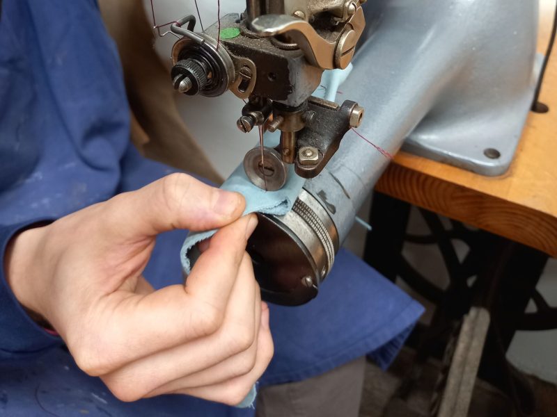 Hand an Nähmaschine