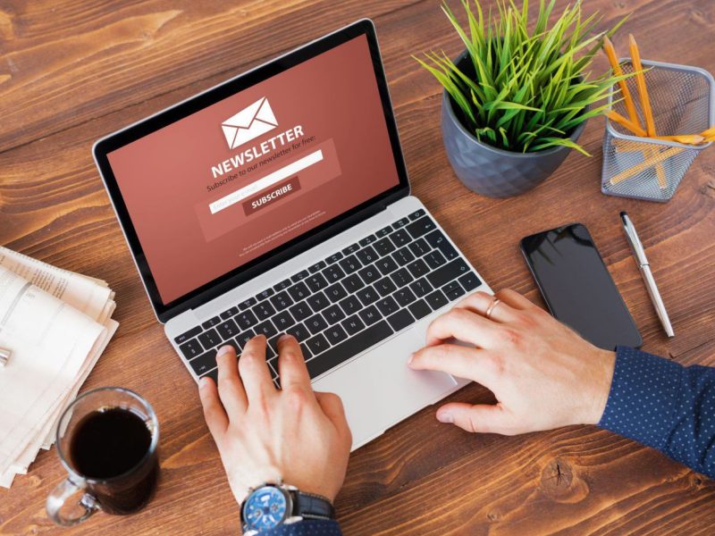 Laptop mit offenen Newsletter-Abo-Fenster