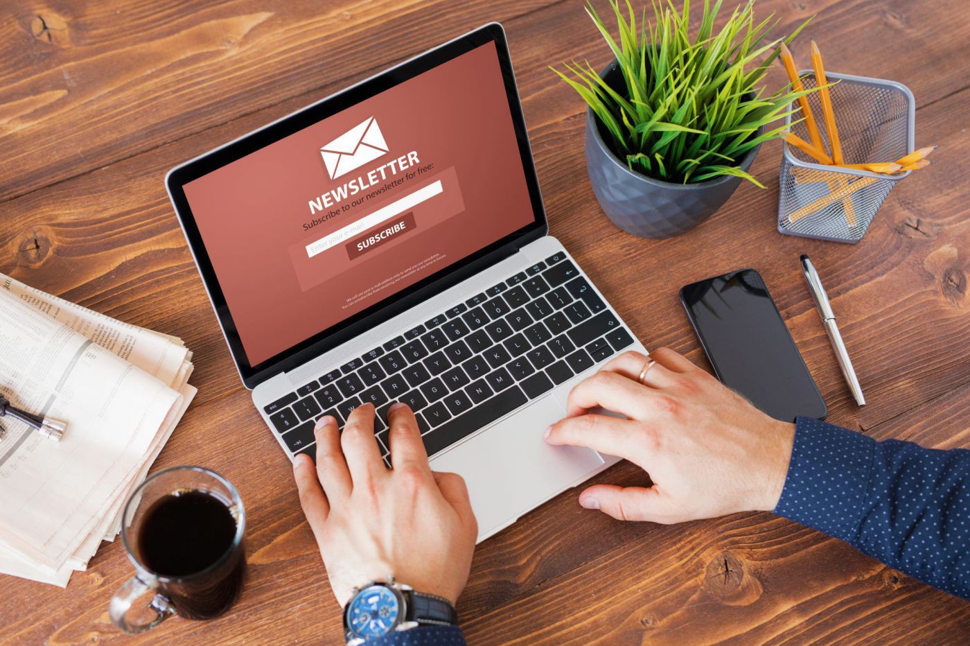 Laptop mit offenen Newsletter-Abo-Fenster