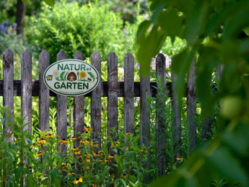 Plakette Natur im Garten am Gartenzaun