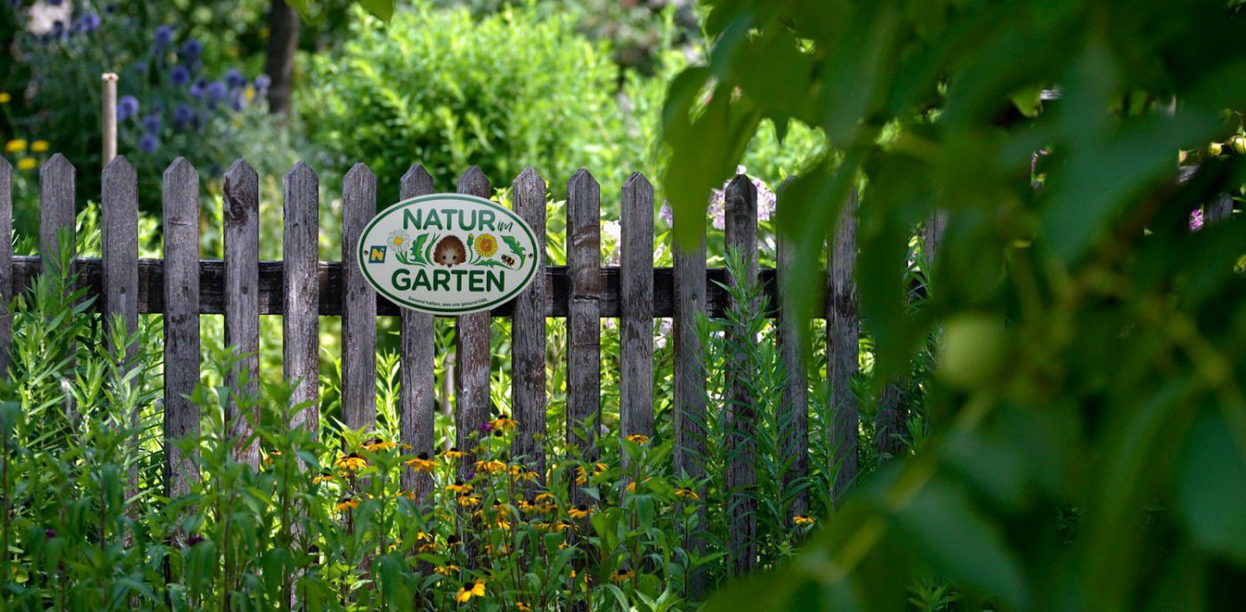 Plakette Natur im Garten am Gartenzaun
