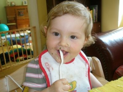 Kind isst Babybrei
