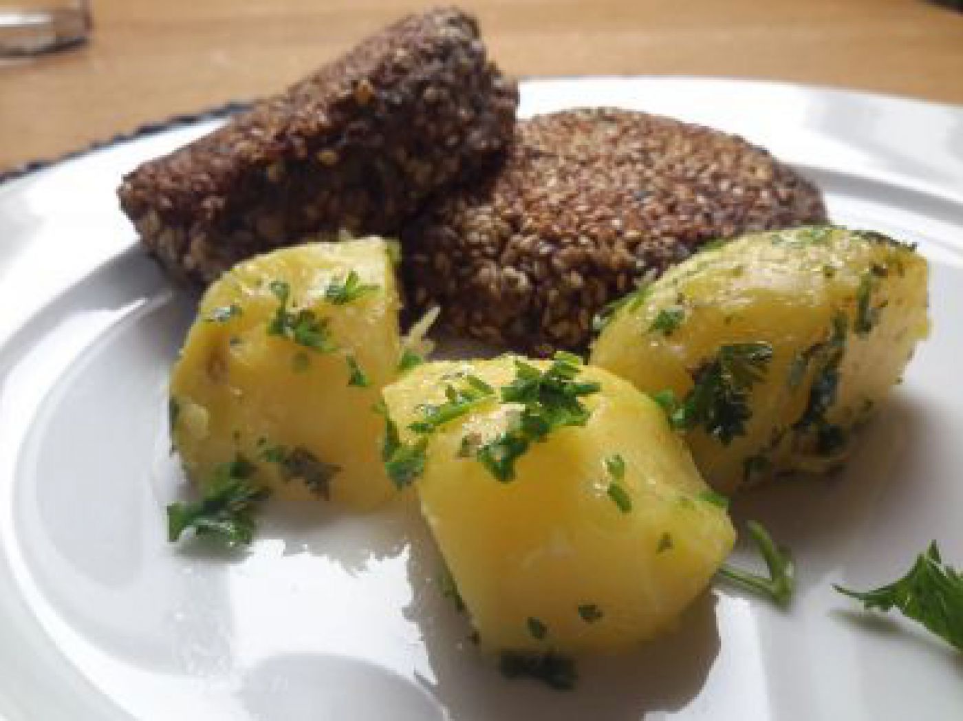 Bohnenburger mit Petersilkartoffeln