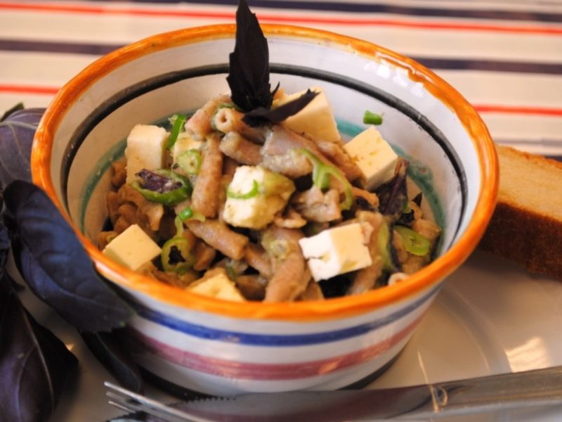 Nudelsalat mit Melanzani und Schafkäse