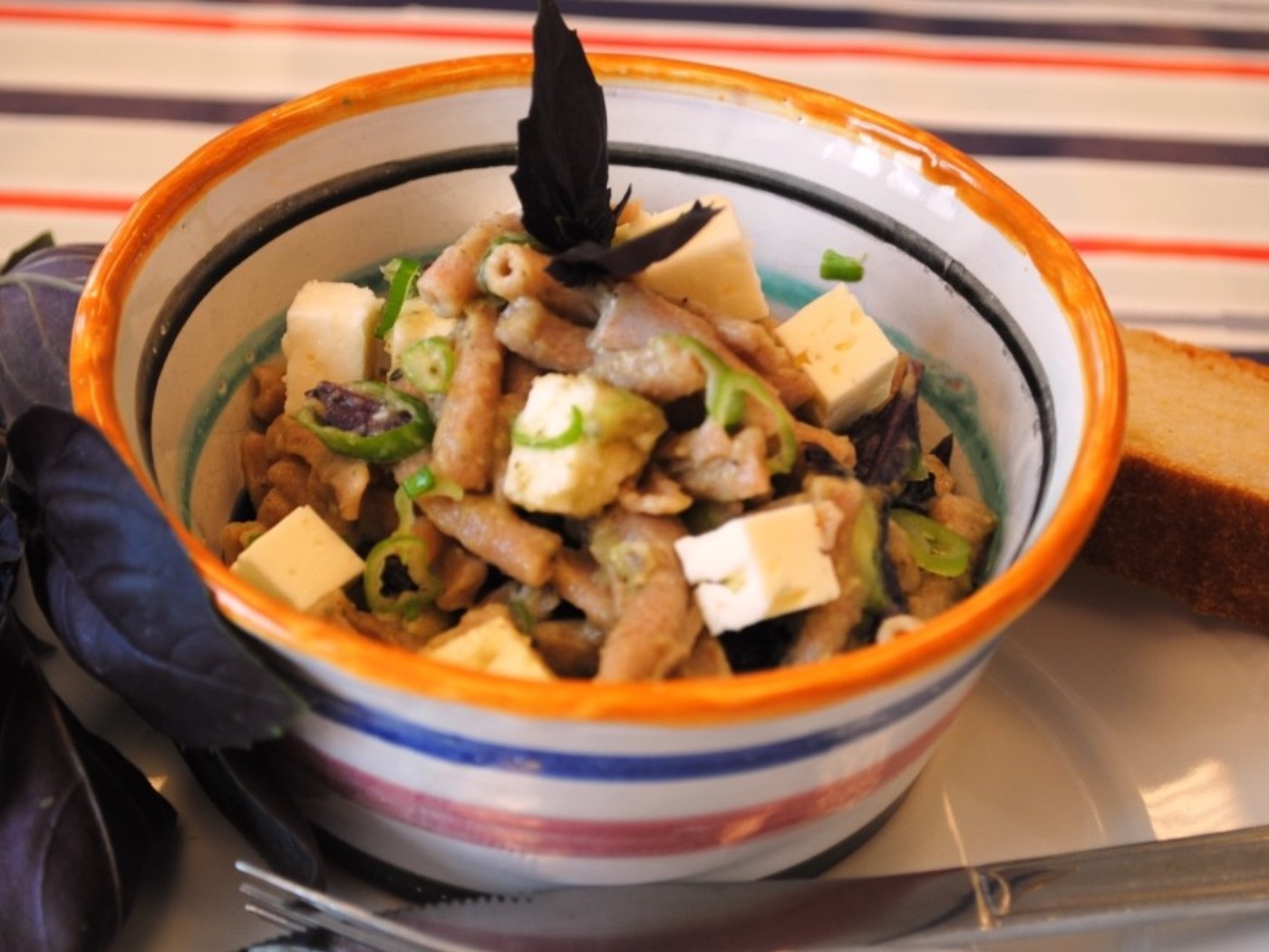 Nudelsalat mit Melanzani und Schafkäse